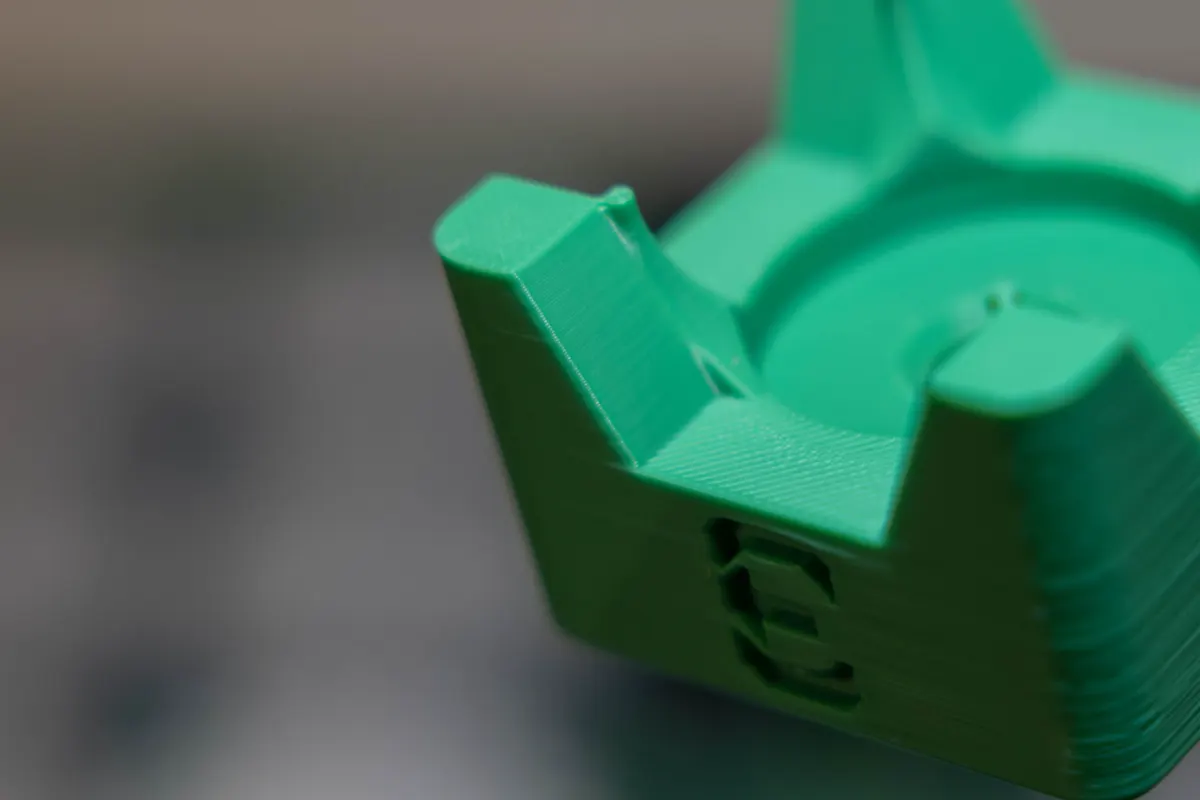 Dima di posizionamento stampata in 3D in nylon rinforzato da EptaPrint Brescia, attrezzaggio industriale custom per linea di assemblaggio