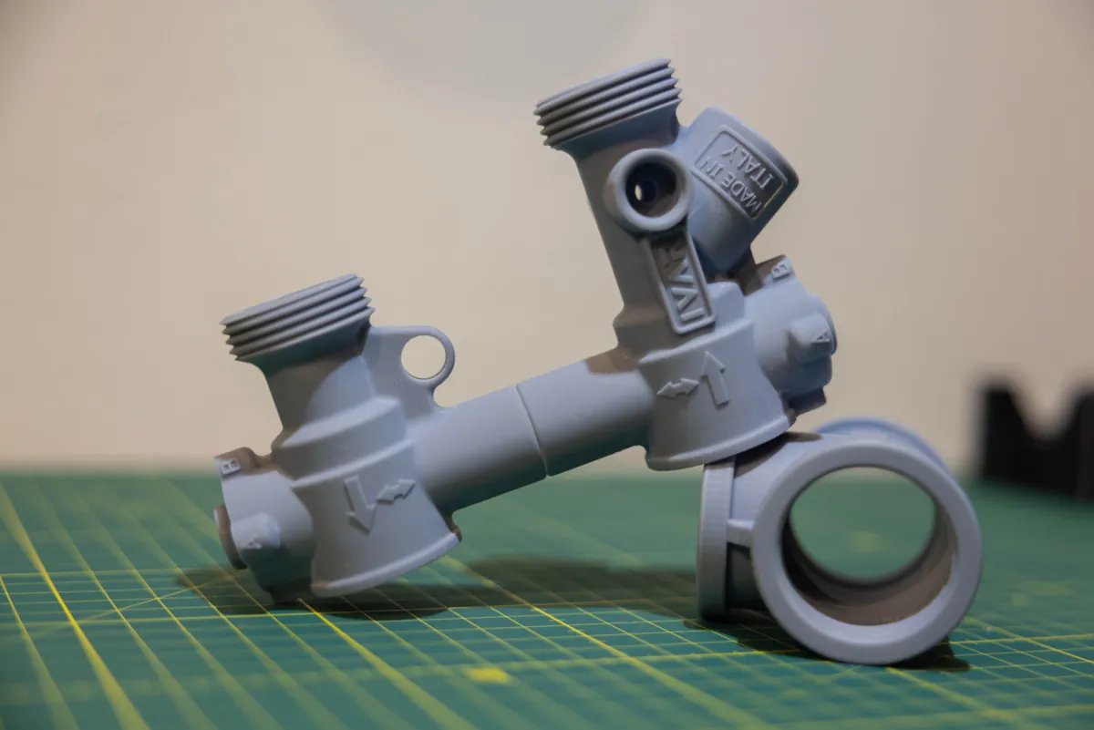 Prototipo funzionale di collettore idraulico in stampa 3D FDM realizzato da EptaPrint a Brescia per il settore idrotermosanitario, consegnato in 48 ore