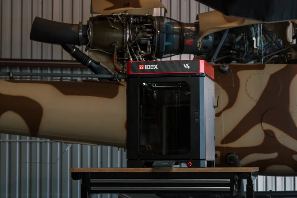 Stampante 3D industriale VisionMiner 22IDEX V4 installata in un hangar aeronautico, per componenti in PEEK, PEKK e Ultem